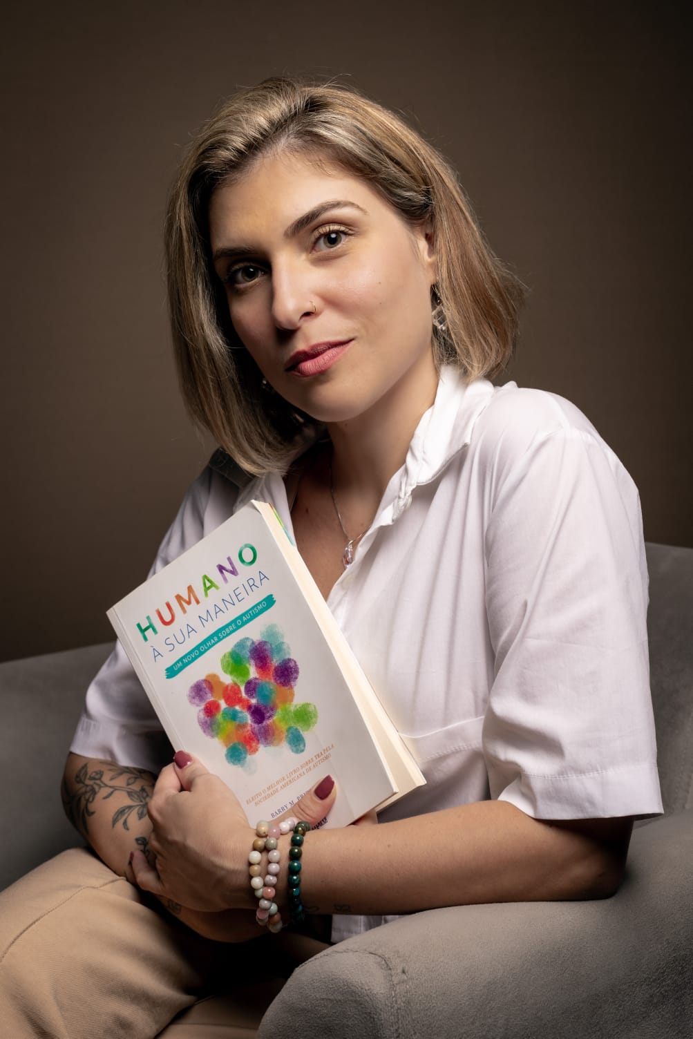 Natali Sobrero com livro sobre autismo